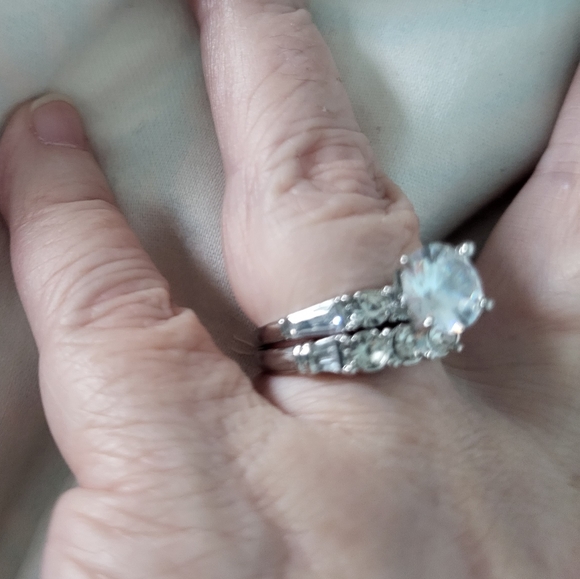 BRILLIANT ROUND CUT & BAUGETTE AUSTRIAN CRYSTALS RING SET - Picture 3 of 10